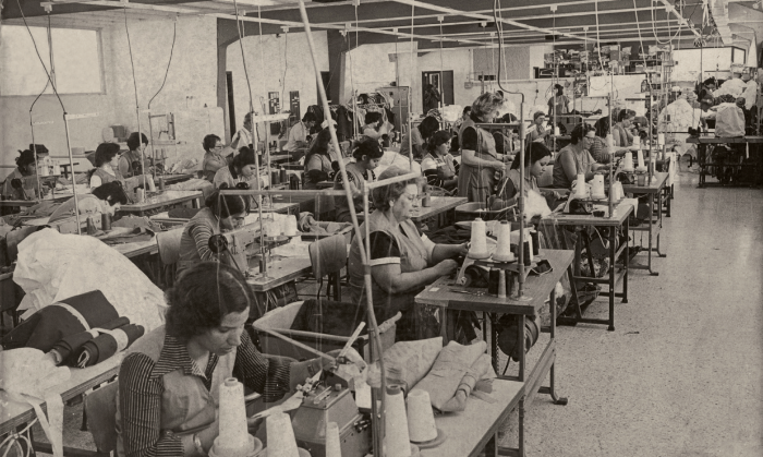 פועלות במפעל יונידרס, שנות ה- 70