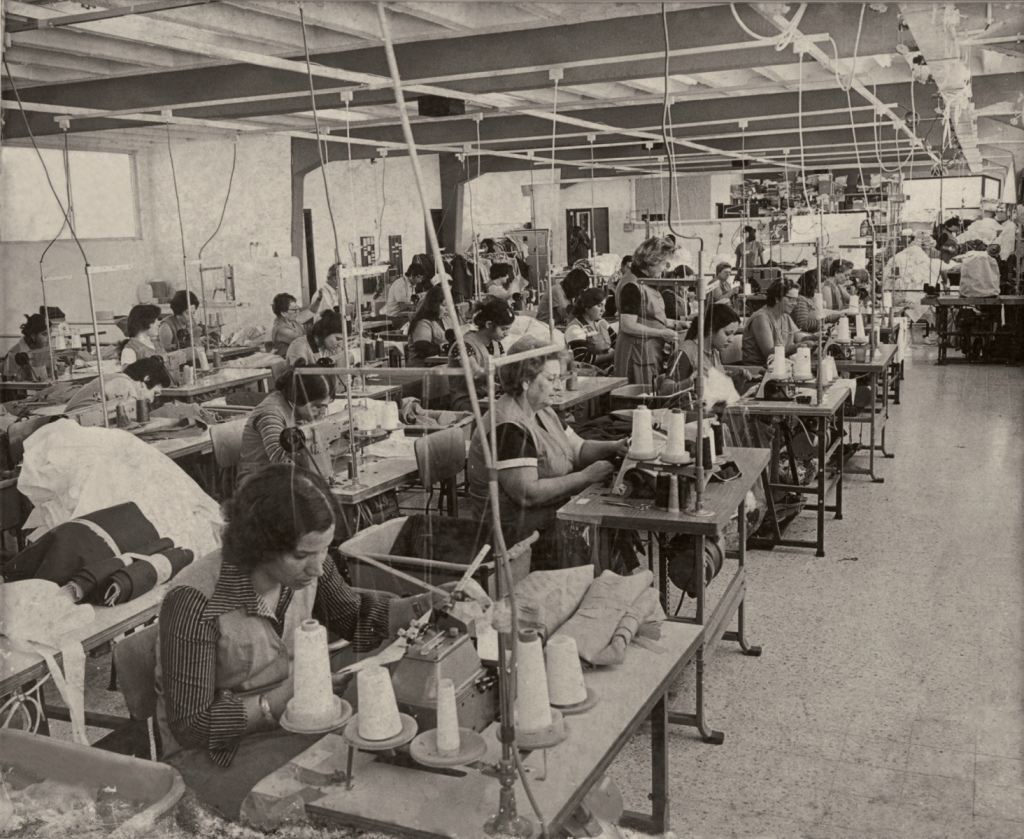 פועלות במפעל יונידרס, שנות ה-70